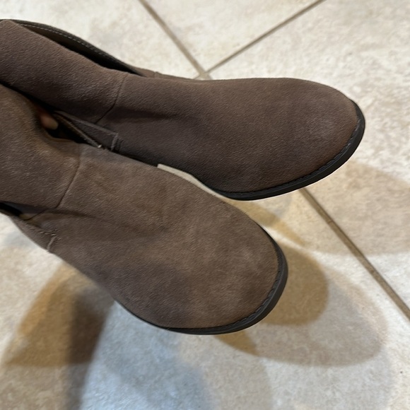 Me Too Zeus Brown Suede Low Heel Ankle Boots Booties 7 - Picture 4 of 8